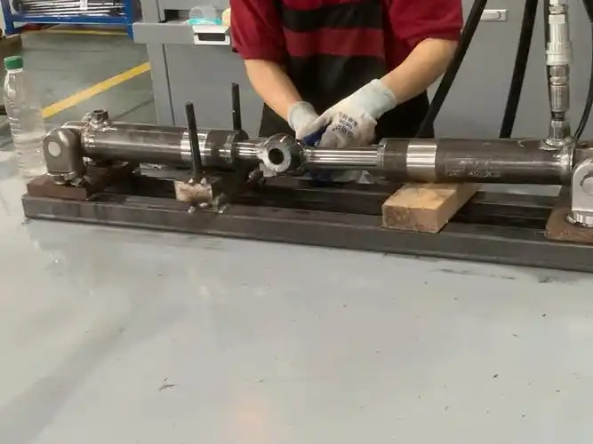 ¿Qué se debe tener en cuenta al desmontar un cilindro hidráulico?